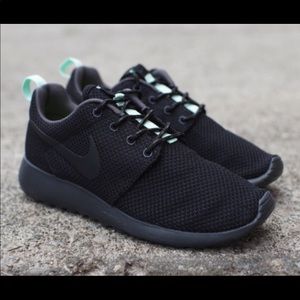 Nike women’s Roshe’s